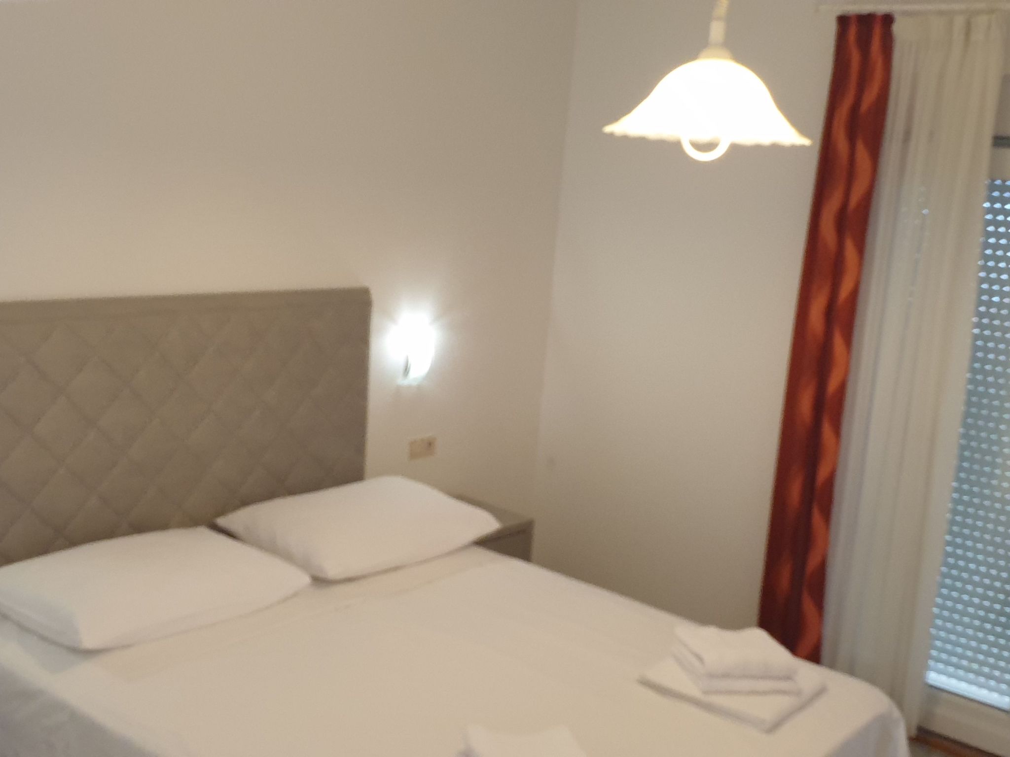 Für sechs Personen, mit einem Balkon-Drinnen