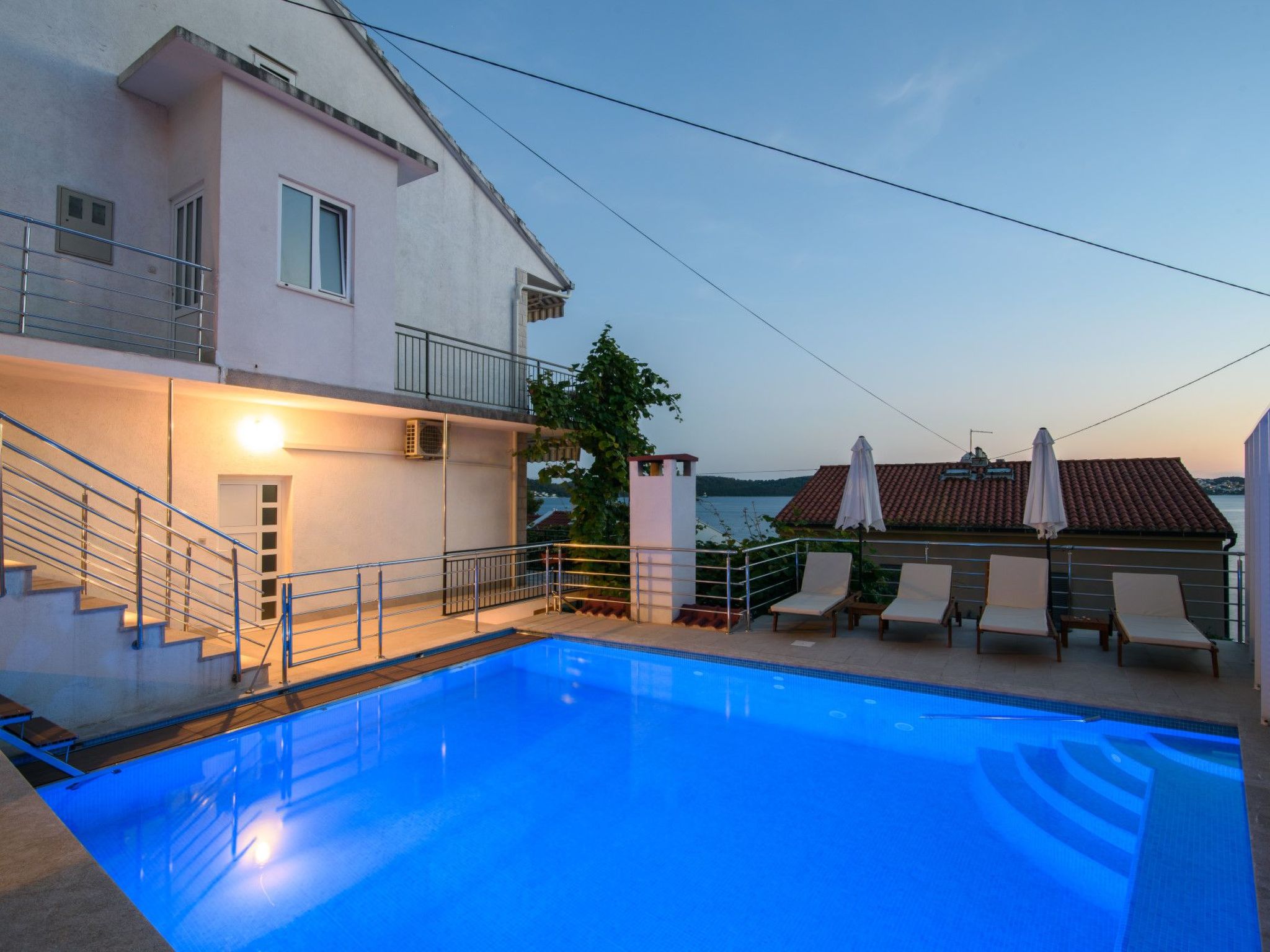 Für sechs Personen, mit einem Balkon-Drinnen