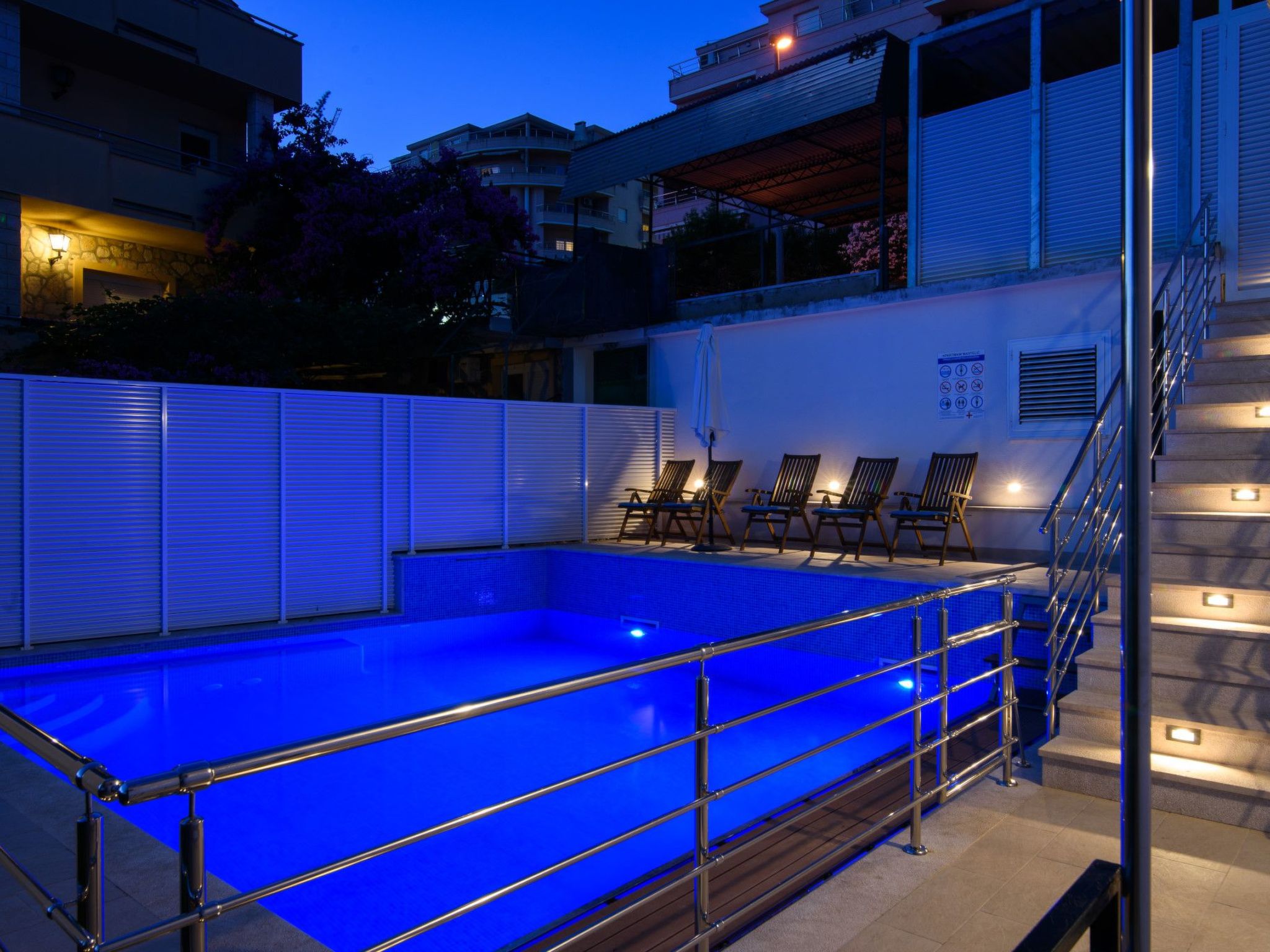 Für sechs Personen, mit einem Balkon-Drinnen