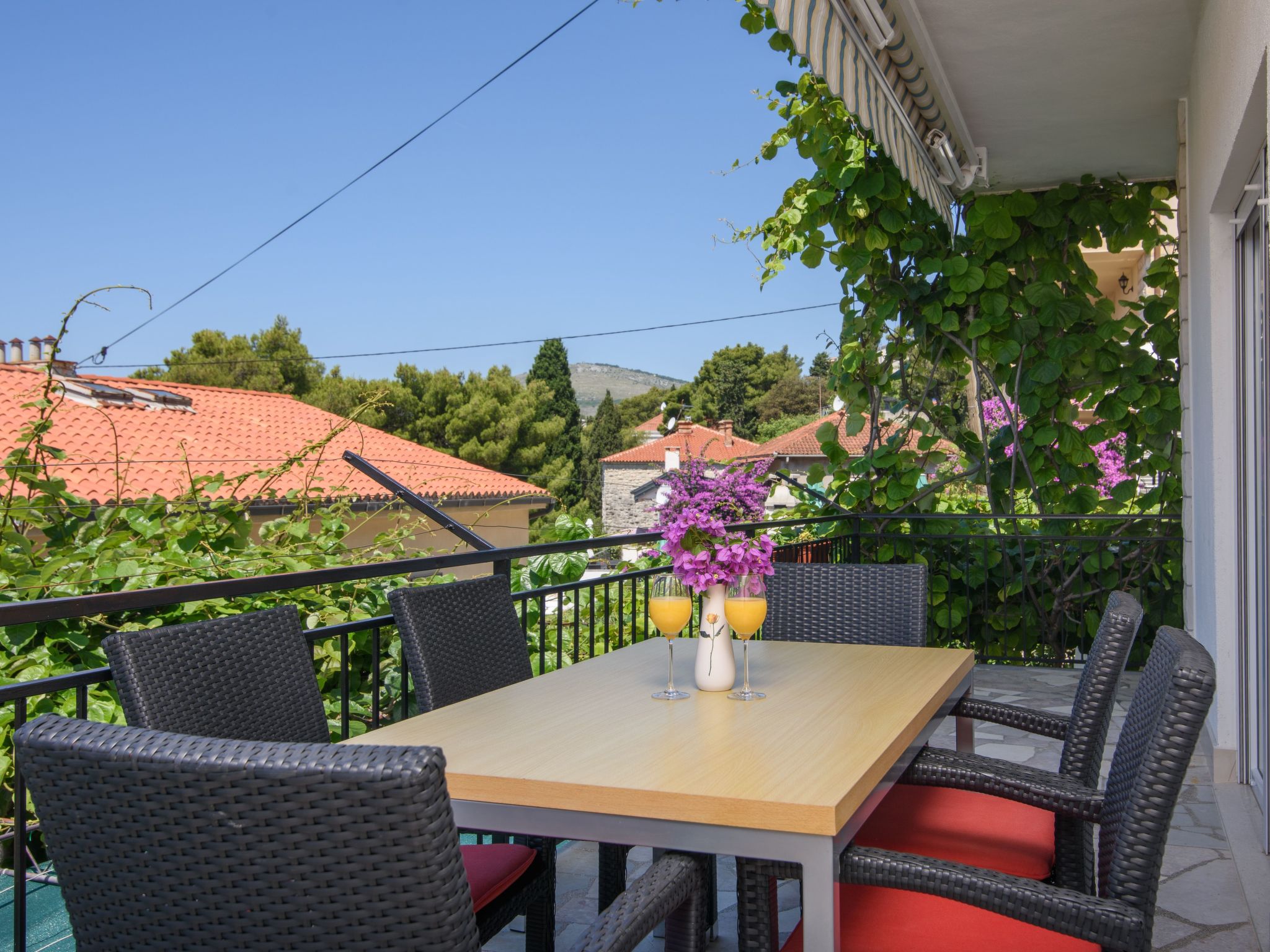 Für sechs Personen, mit einem Balkon-Drinnen