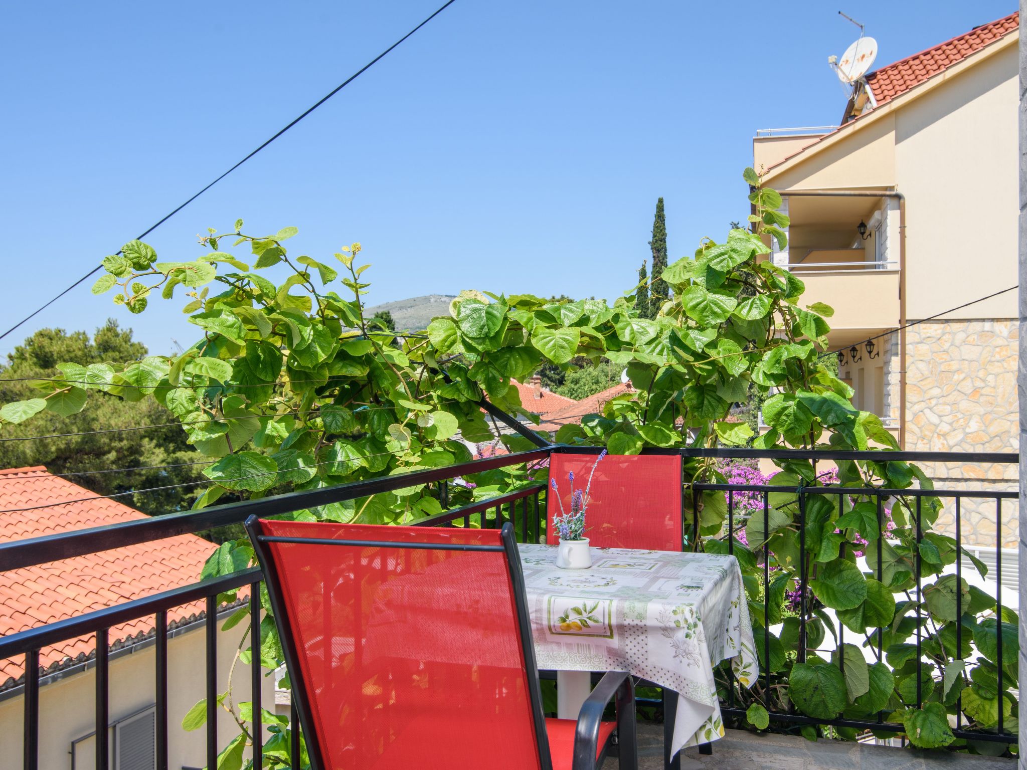 Für sechs Personen, mit einem Balkon-Drinnen