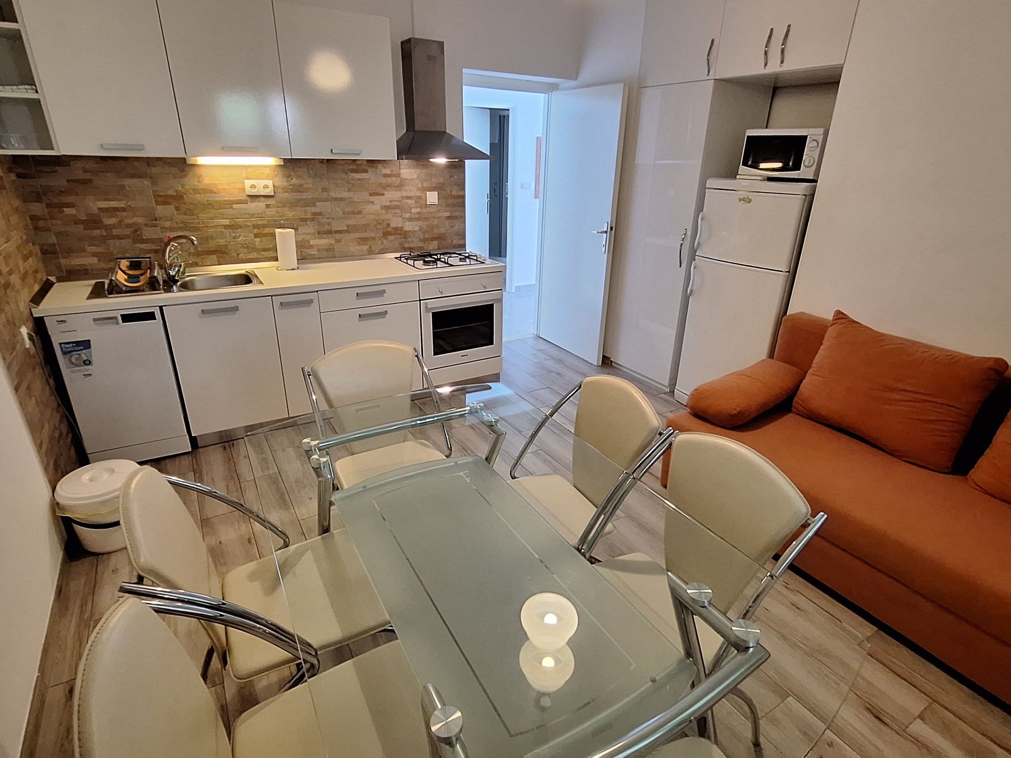 Für sechs Personen, mit einem Balkon-Drinnen