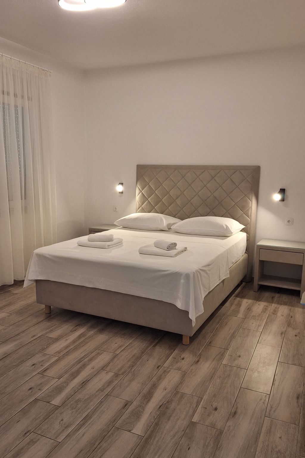 Für sechs Personen, mit einem Balkon-Drinnen