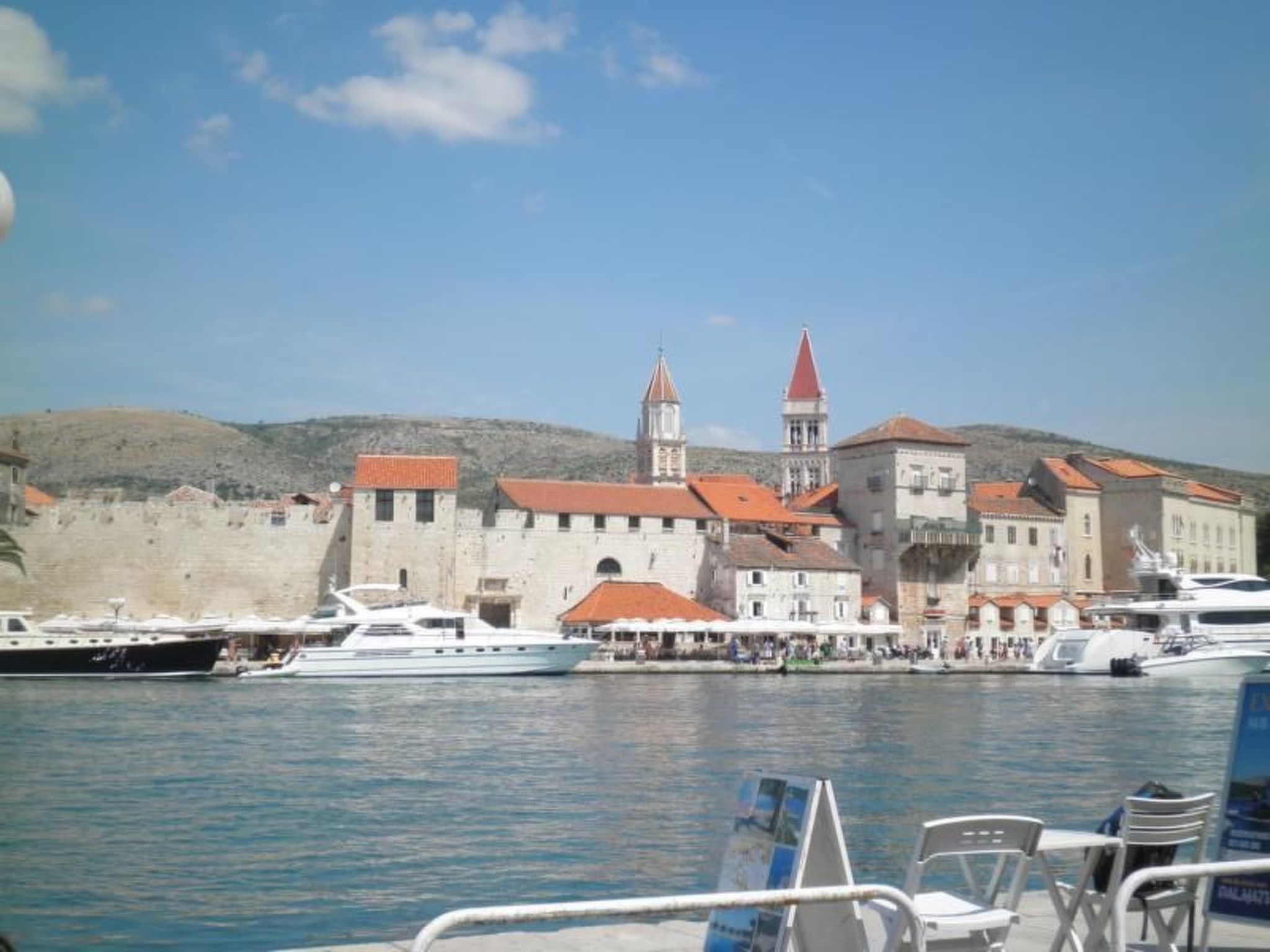 Für sechs Personen, mit einem Balkon-Drinnen