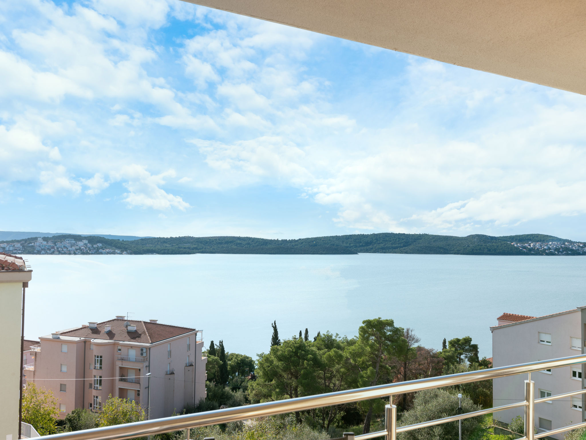 "Sunce", appartement 3-kamers 65 m2 op de 2e verdieping, op het zuiden gelegen. Woon-/eetkamer met Sat-TV (Flatscreen TV), air-conditioning. Uitgang naar het balkon. 1 kamer met 1 2-pers bed (160 cm, ..