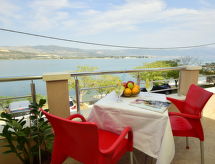 Appartement Vinka: 30 meter van zee in Mastrinka bij Trogir - thumbnail 1