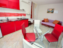 Appartement Vinka: 30 meter van zee in Mastrinka bij Trogir - thumbnail 3