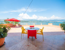 Appartement Vinka: sfeervol vakantiehuis direct aan zee bij Trogir - thumbnail 4