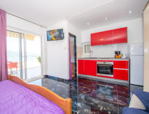 Appartement Vinka: sfeervol vakantiehuis direct aan zee bij Trogir - thumbnail 2