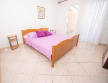 Appartement Vinka: sfeervol vakantiehuis direct aan zee bij Trogir - thumbnail 3
