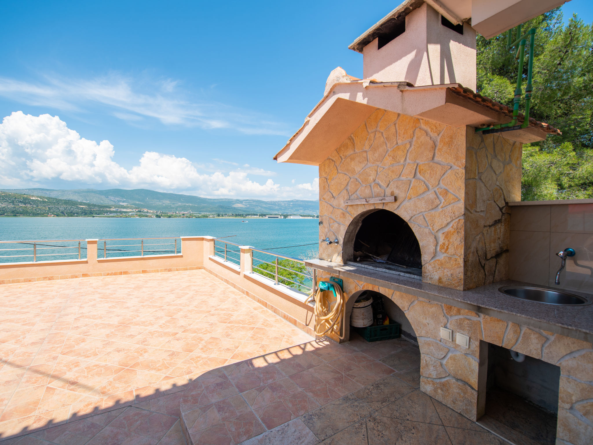 Appartement Vinka: sfeervol vakantiehuis direct aan zee bij Trogir - foto 18