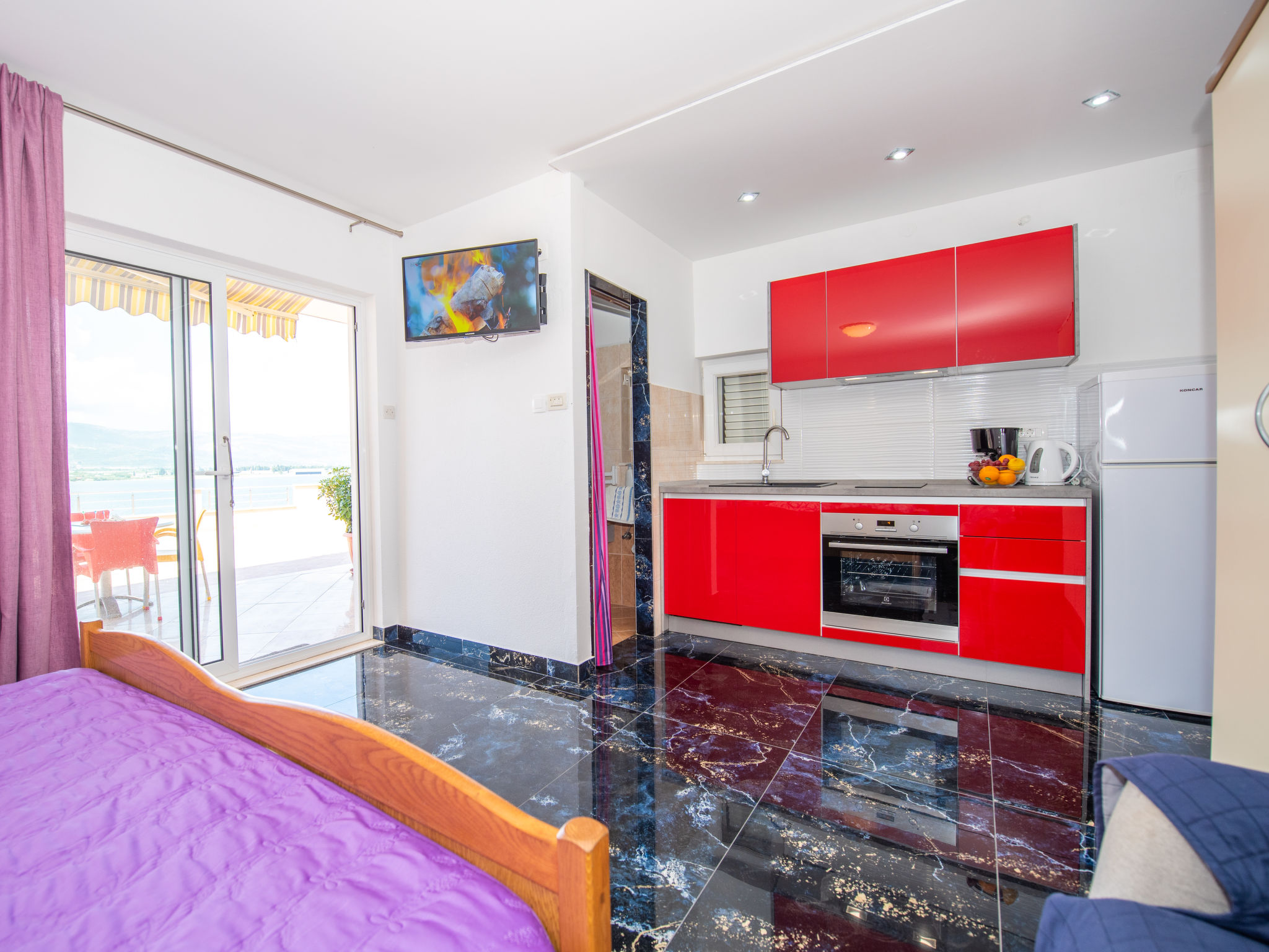 Appartement Vinka: sfeervol vakantiehuis direct aan zee bij Trogir - foto 2