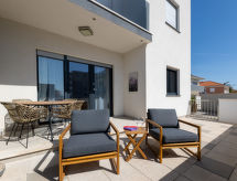 Sole - Modern appartement aan zee met zwembad, 1 km van strand Trogir - thumbnail 2