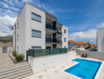 Sole - Modern appartement aan zee met zwembad, 1 km van strand Trogir - thumbnail 1