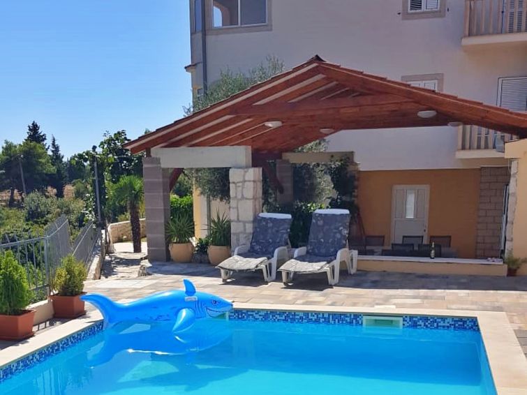Privézwembad en zeezicht in ruim vakantiehuis in Trogir in Trogir