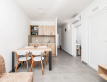 Direct aan zee in Trogir: Appartement voor 4 op vakantiecomplex Medena - thumbnail 4