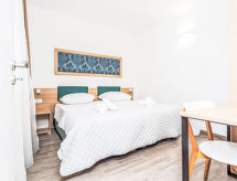 Comfortabel appartement aan zee bij Trogir met zwembaden en kinderspeelplaats - thumbnail 4