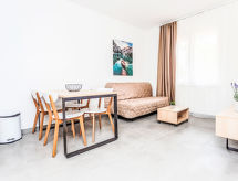 Medena: Appartement direct aan zee met 3 zwembaden in Trogir - thumbnail 6