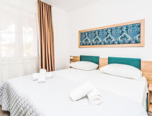 Medena: Appartement direct aan zee met 3 zwembaden in Trogir - thumbnail 5