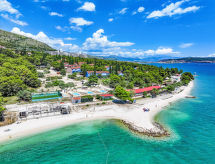 Zonovergoten appartement direct aan zee bij Trogir met zwembaden - thumbnail 3