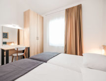 Zonovergoten appartement direct aan zee bij Trogir met zwembaden - thumbnail 6