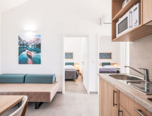 Kindvriendelijk appartement aan zee in Trogir met zwembad en ontbijt - thumbnail 6