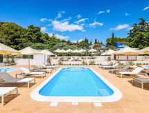 Kindvriendelijk appartement direct aan zee bij Trogir - thumbnail 1