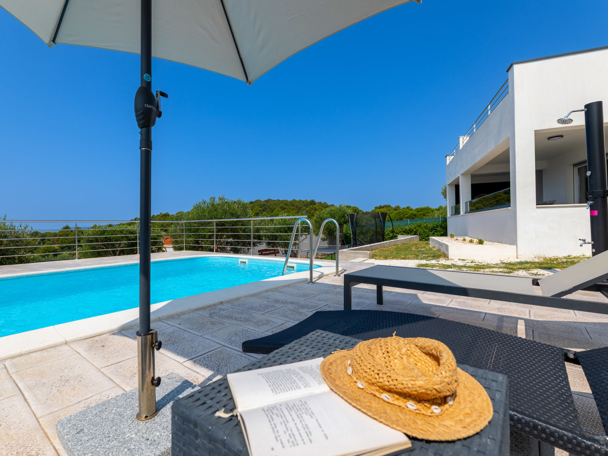 Ria with heated pool-Outside