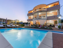 Villa Saba: Luxe appartement aan zee met zwembad in Trogir, Kroatië - thumbnail 1