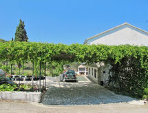 Appartement Klarić: Vakantie aan Zee op 40m van het Strand in Arbanija, Trogir - thumbnail 2