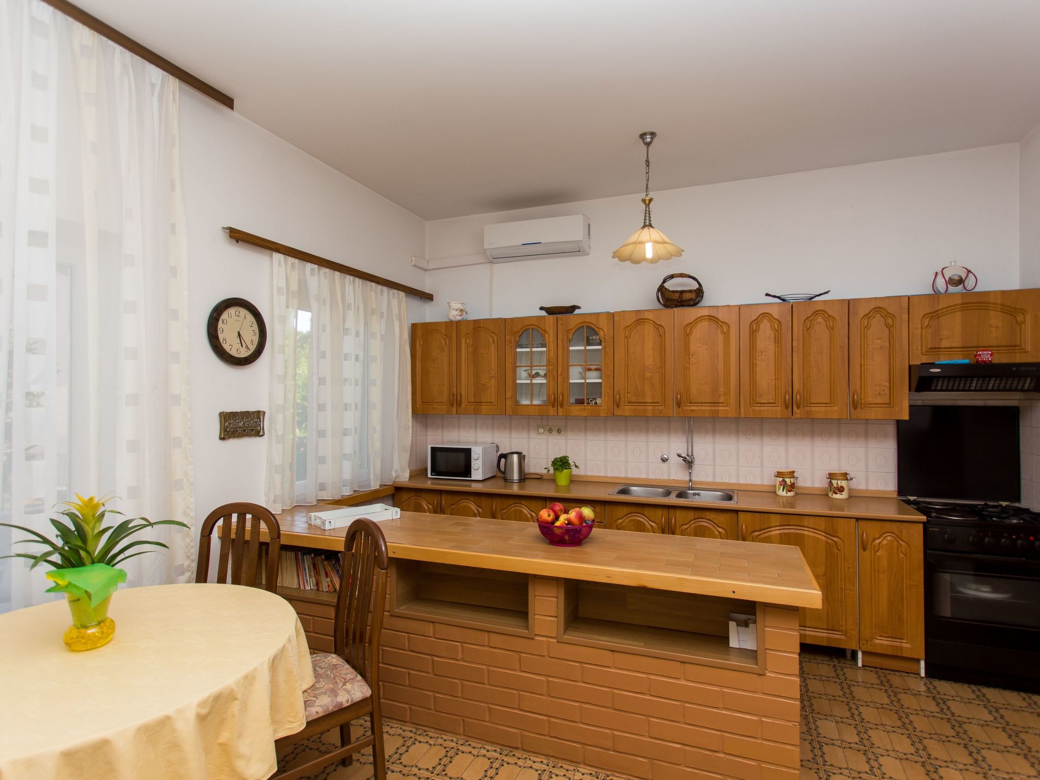 Strandnahe Ferienwohnung Jure mit großer Terrasse-Drinnen