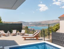 Luxuriöse Villa Fantasy mit Meerblick und Pool in Strandnähe