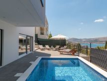 Luxuriöse Villa Fantasy mit Meerblick und Pool in Strandnähe