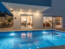 Luxuriöse Villa Fantasy mit Meerblick und Pool in Strandnähe