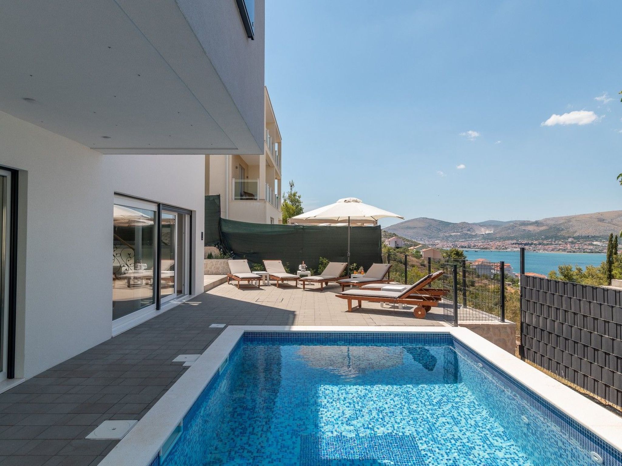 Luxuriöse Villa Fantasy mit Meerblick und Pool in Strandnähe