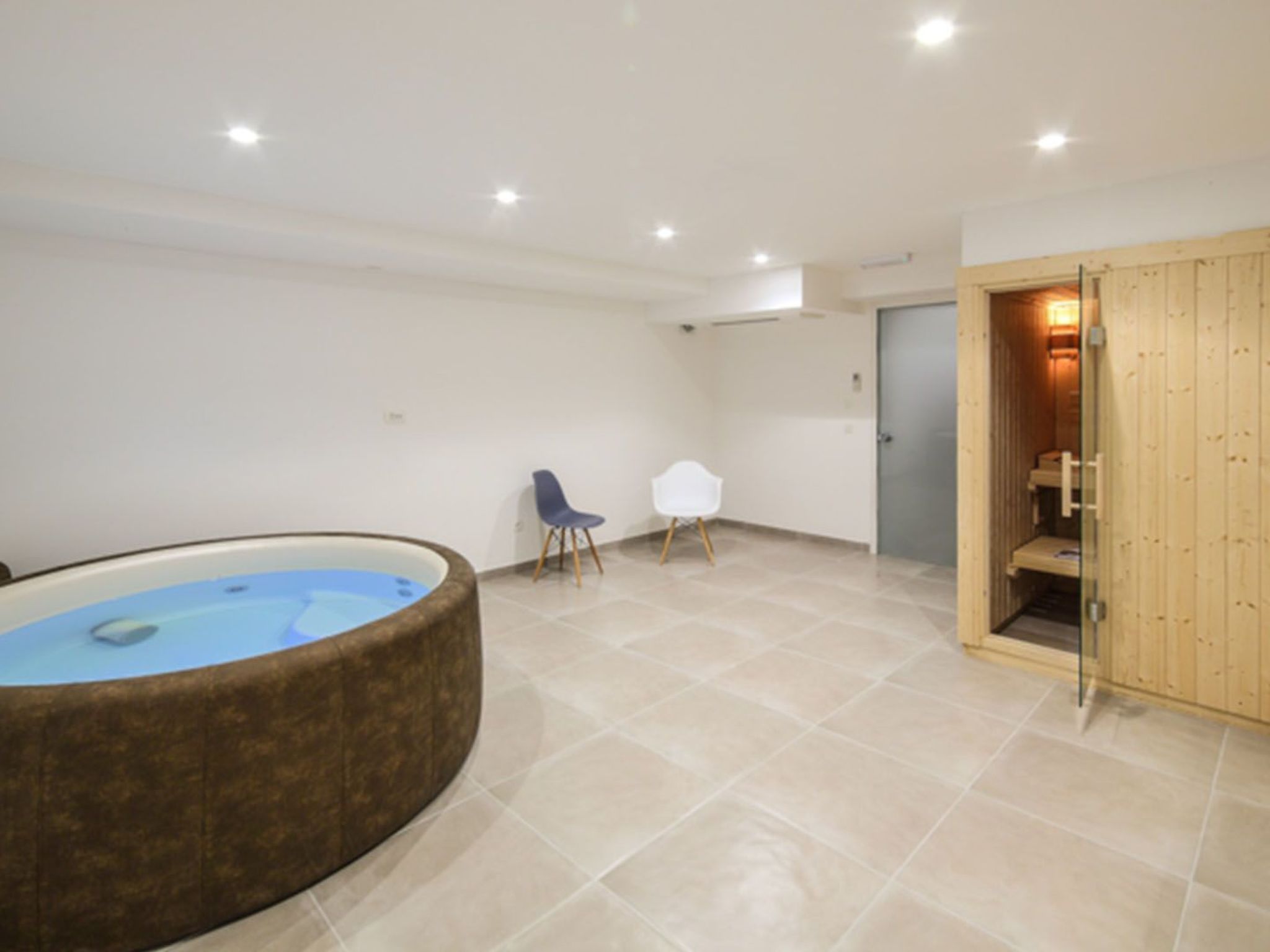 Luxusvilla Viola mit Pool, Sauna und Fitnessraum-Drinnen