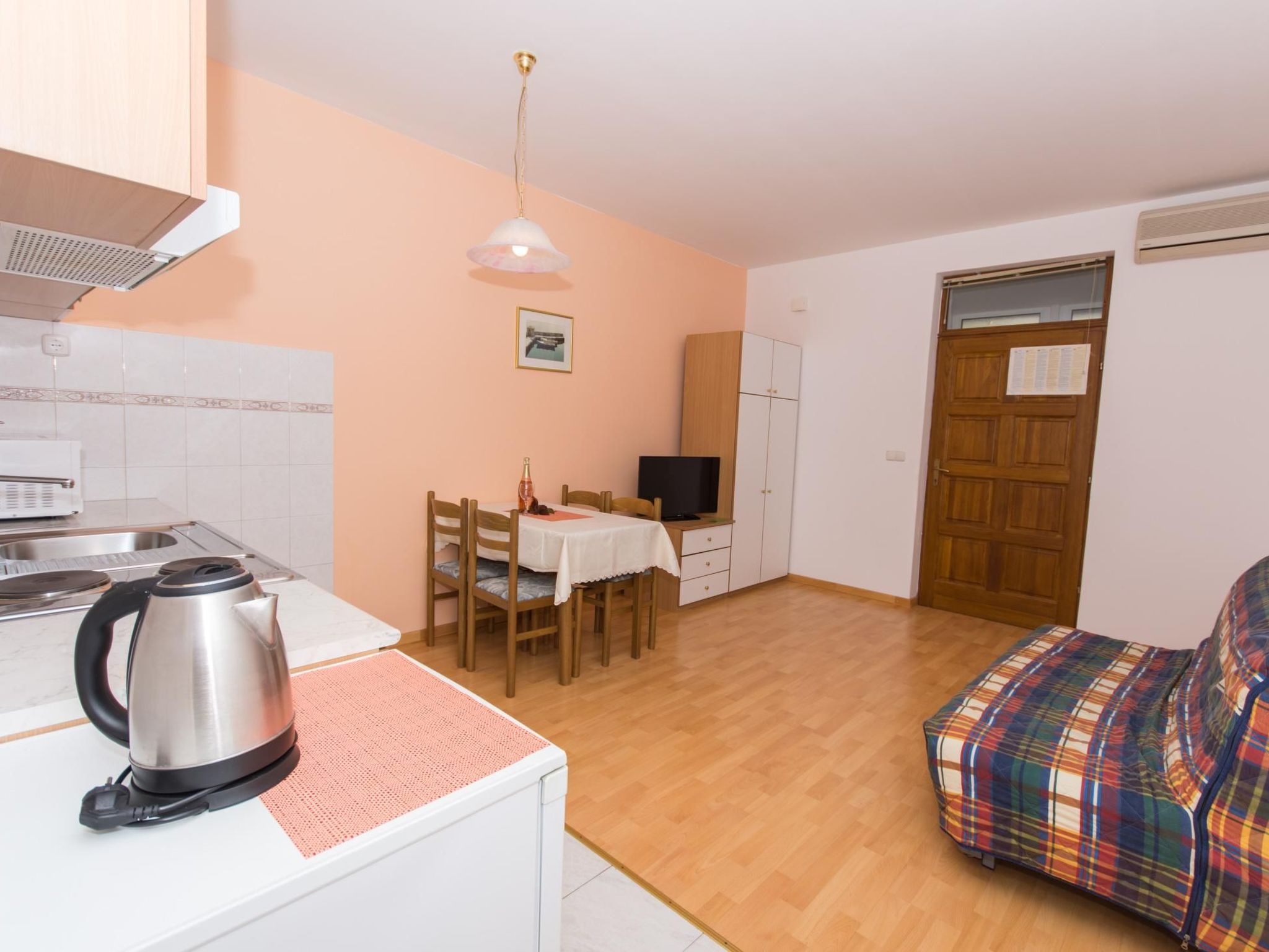 Für vier Personen, mit einem Balkon