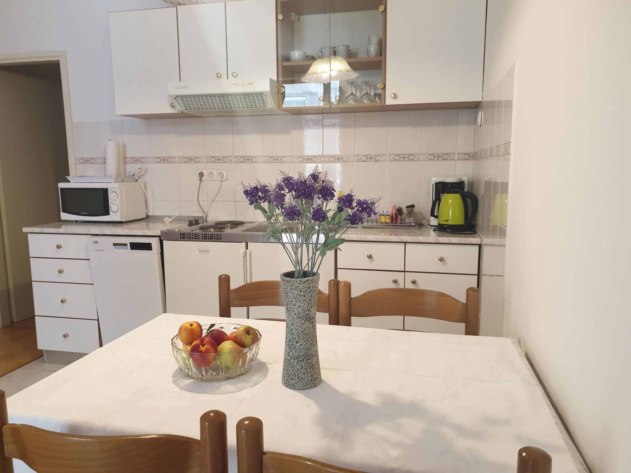 Für vier Personen, mit einem Balkon-Drinnen