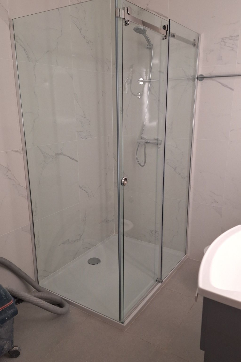 Für vier Personen, mit einem Balkon-Drinnen