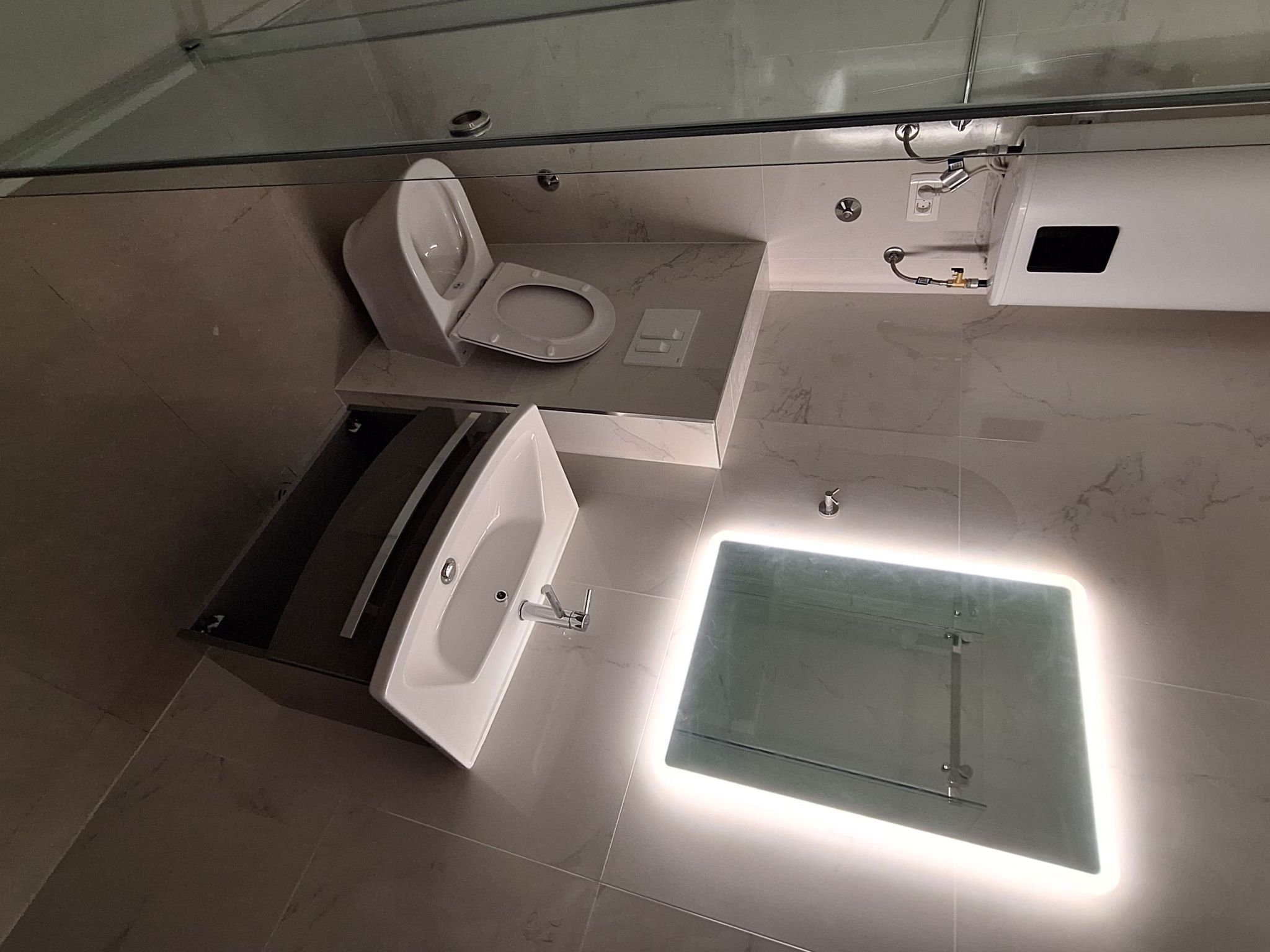 Für vier Personen, mit einem Balkon-Drinnen