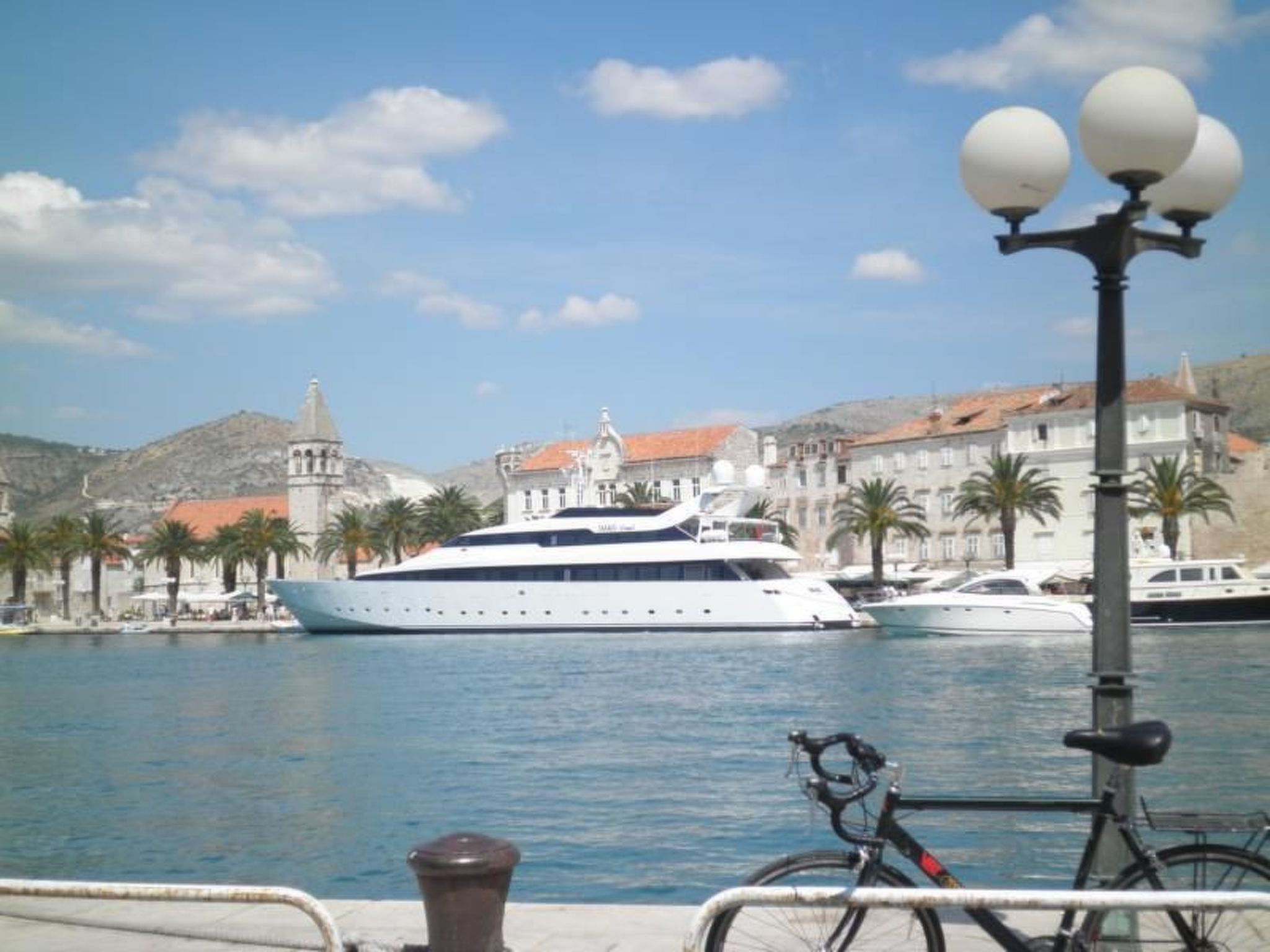 Für vier Personen, mit einem Balkon-Drinnen