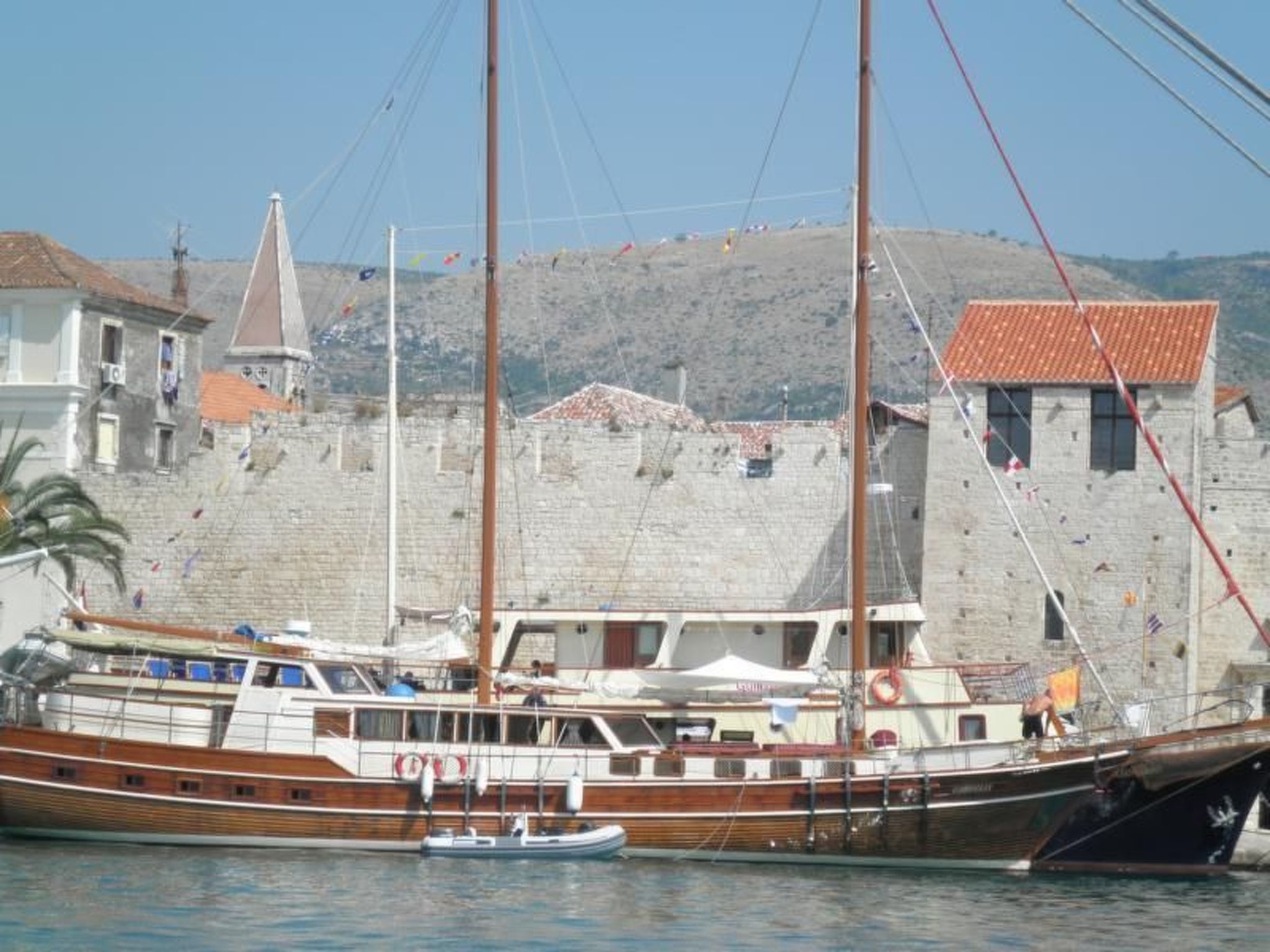 Für vier Personen, mit einem Balkon-Drinnen