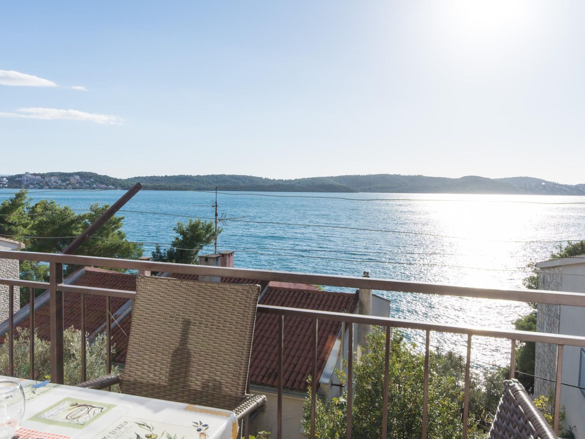 Für vier Personen, mit einem Balkon-Drinnen