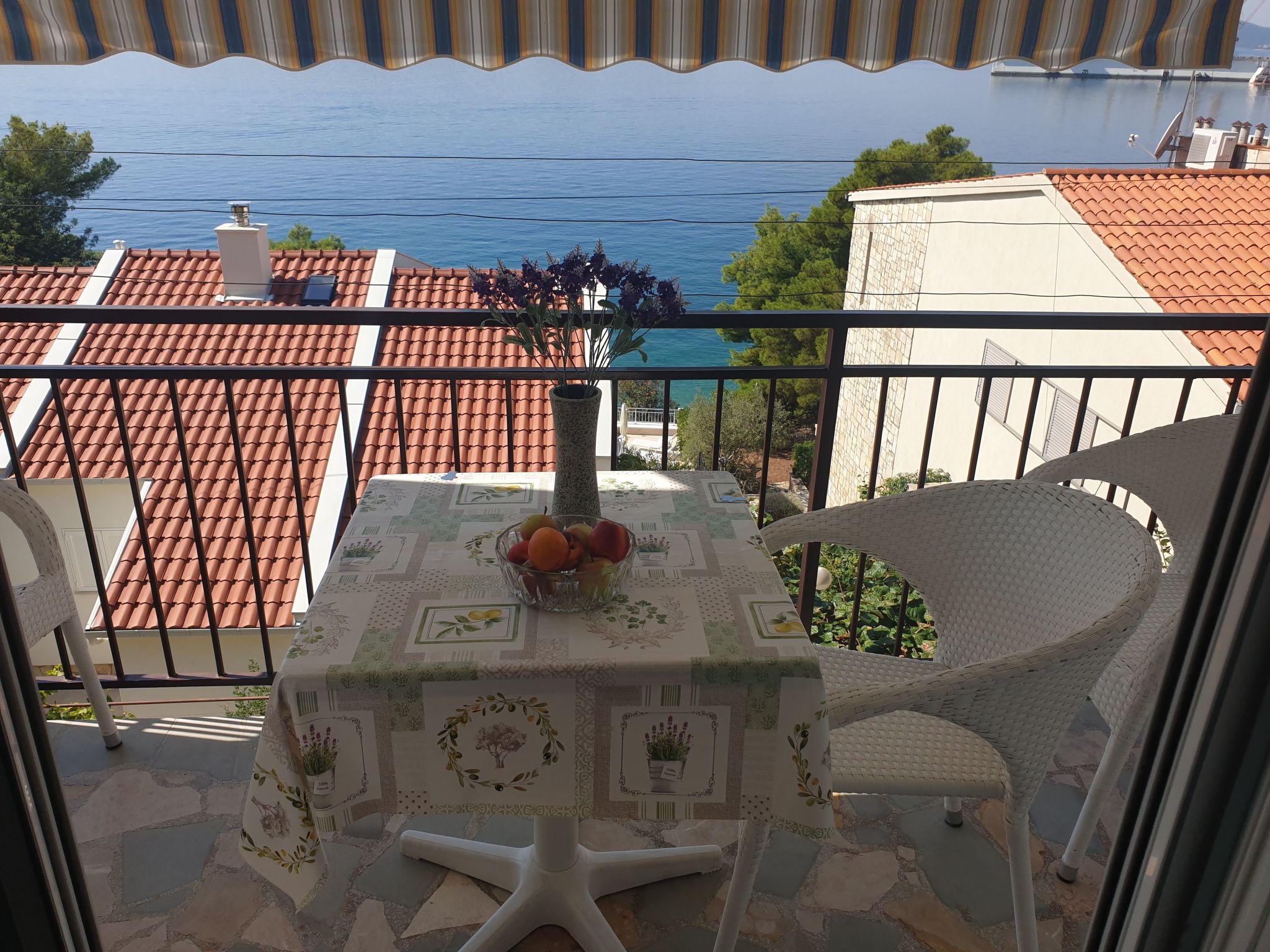 Für vier Personen, mit einem Balkon-Drinnen