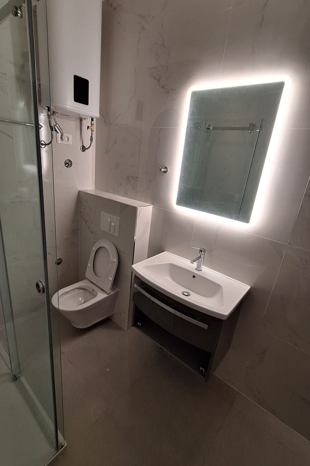 Für vier Personen, mit einem Balkon-Drinnen