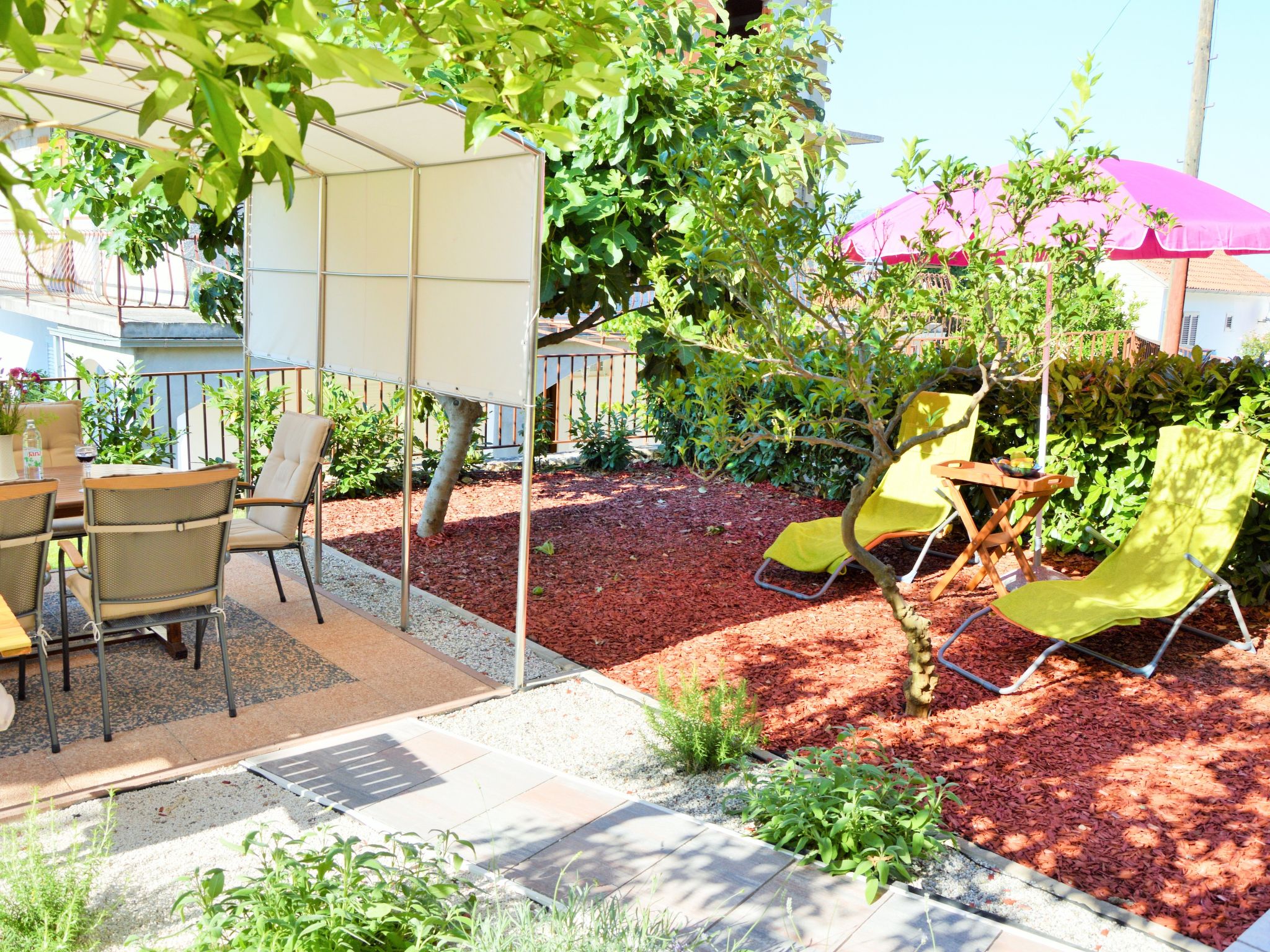 Wohnung mit Grill, Terrasse und Garten-Drinnen