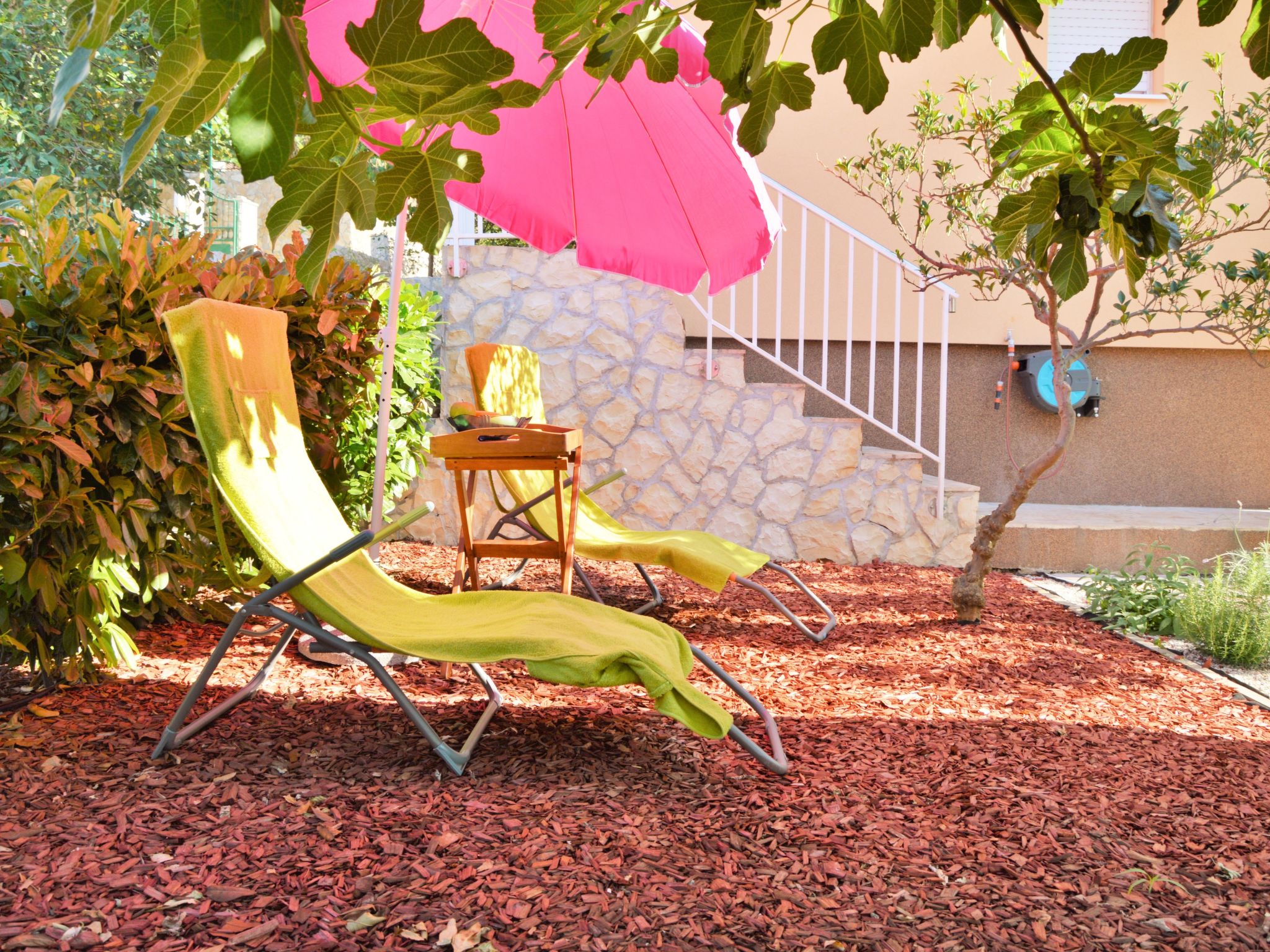 Wohnung mit Grill, Terrasse und Garten-Drinnen