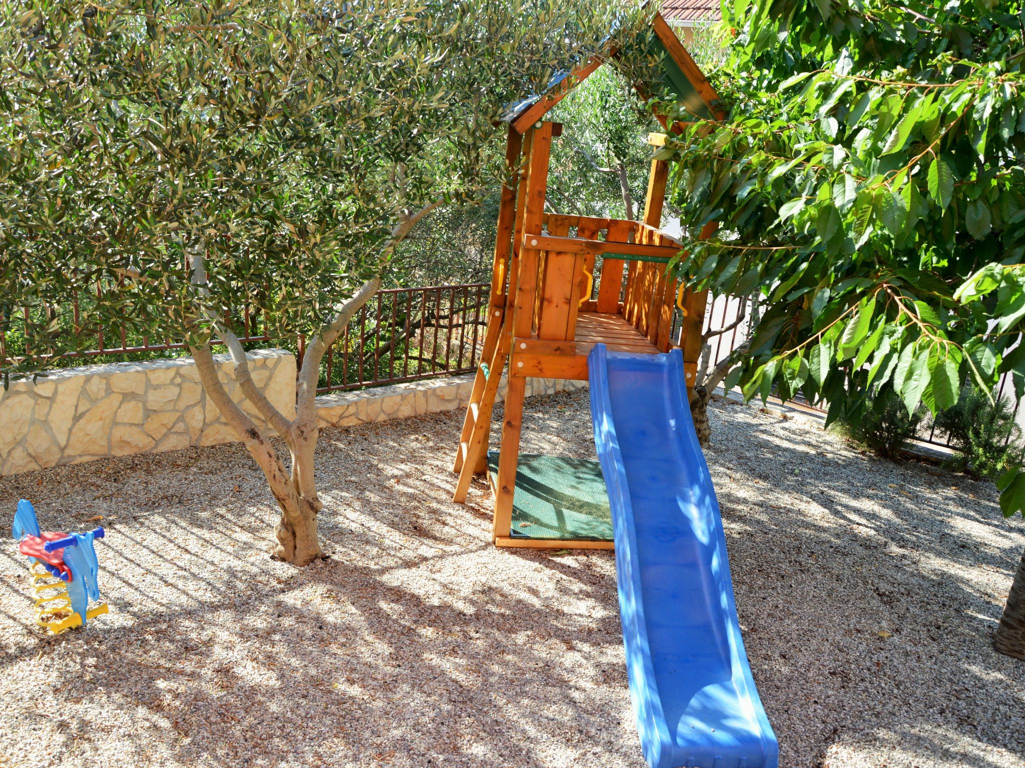 Wohnung mit Grill, Terrasse und Garten-Drinnen