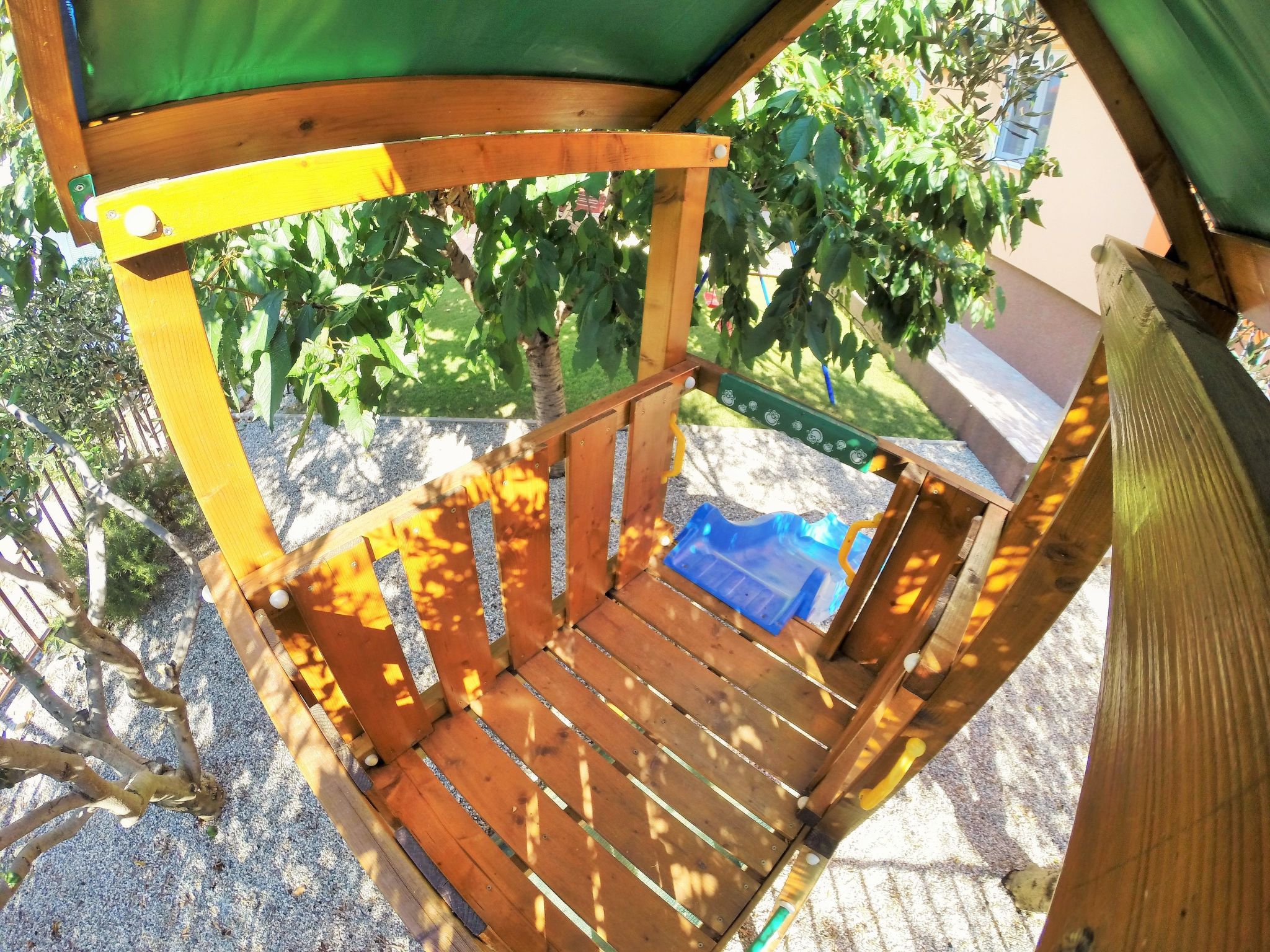 Wohnung mit Grill, Terrasse und Garten-Drinnen