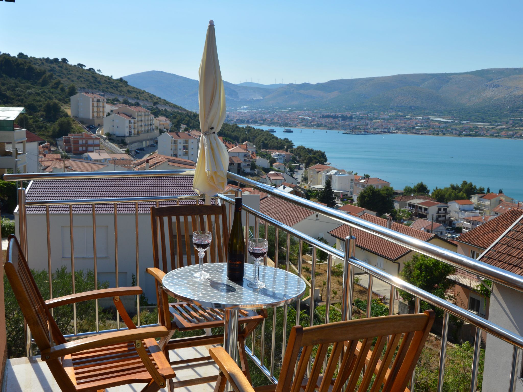 Wohnung mit Grill, Terrasse und Garten-Drinnen